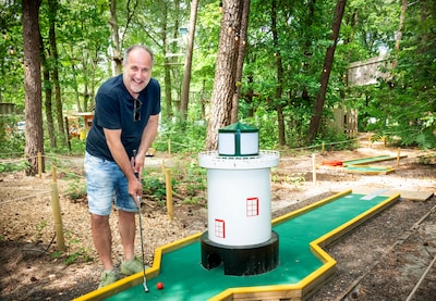 Minigolf onder Klimbos Harderwijk: zo zorgt Erik Kroon ervoor dat ook de ‘angsthaas’ plezier heeft