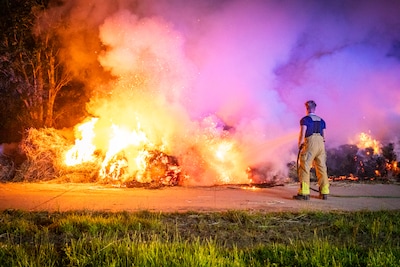 Maaiafval vliegt in brand aan Werkerlaan in Zwolle, veel rook in de omgeving