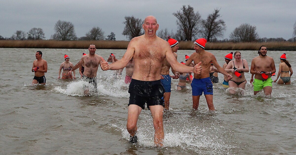 Fris het nieuwe jaar in, de nieuwjaarsduik in Lexmond ging wél door
