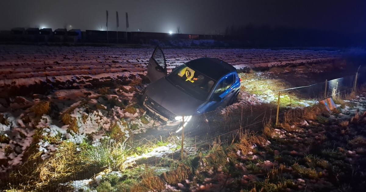 Automobilist belandt in greppel naast de A73 in Grubbenvorst