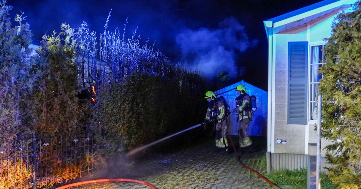 Heg in brand tussen chalets in Hensbroek