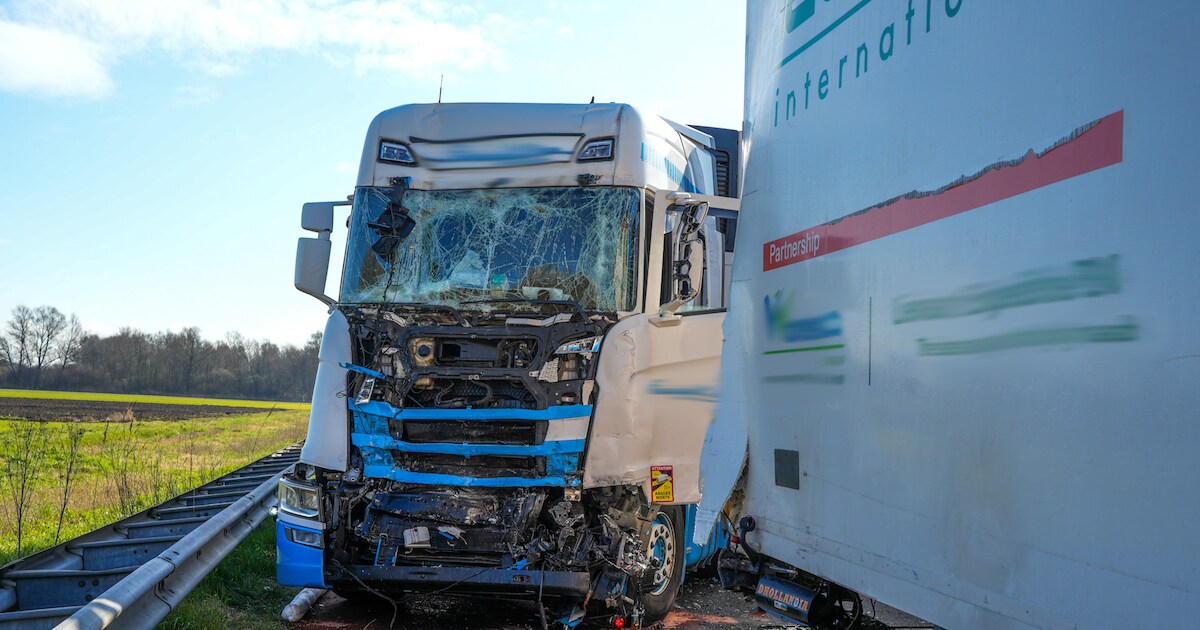 Drie vrachtwagens botsen achterop elkaar op A59 bij Hooipolder