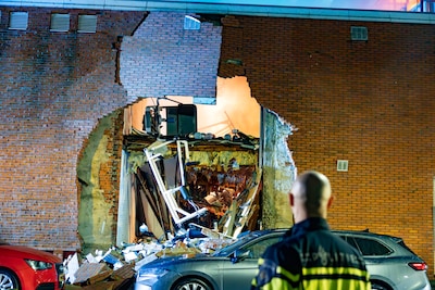 LIVE Explosie Amsterdam | Speurhonden zoeken onder puin naar