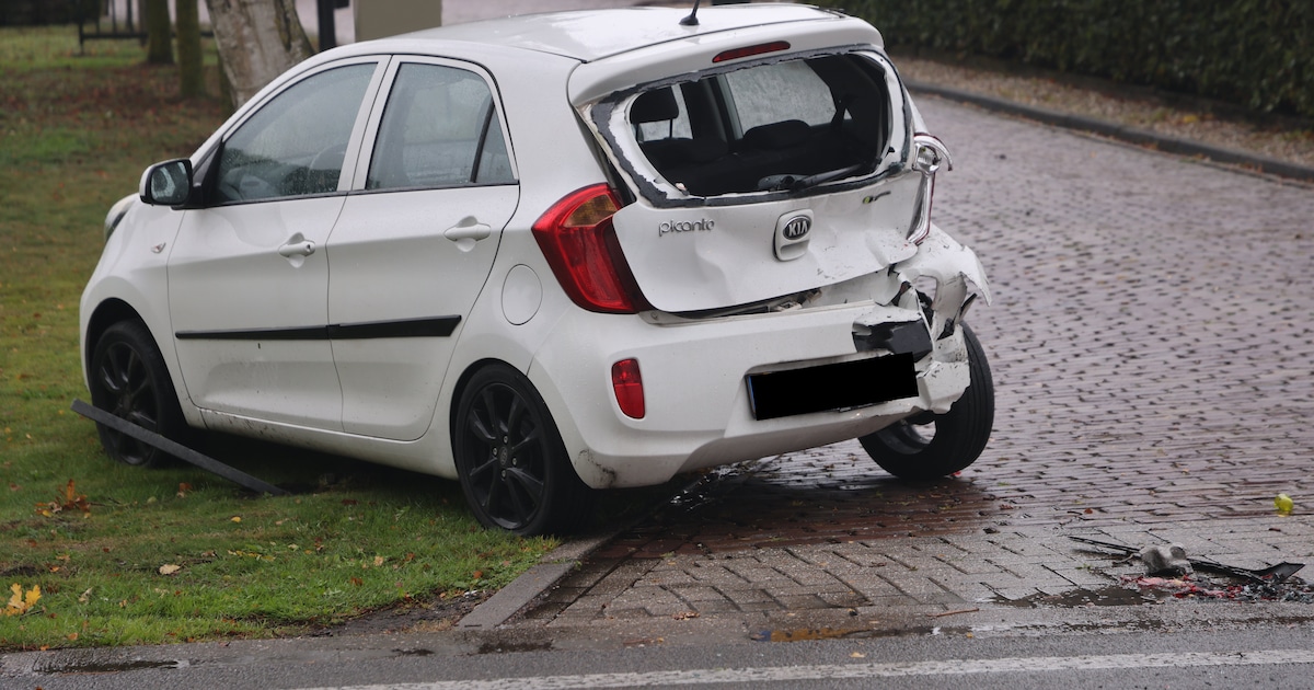 Auto's botsen in bocht van Wesselseweg in Barneveld
