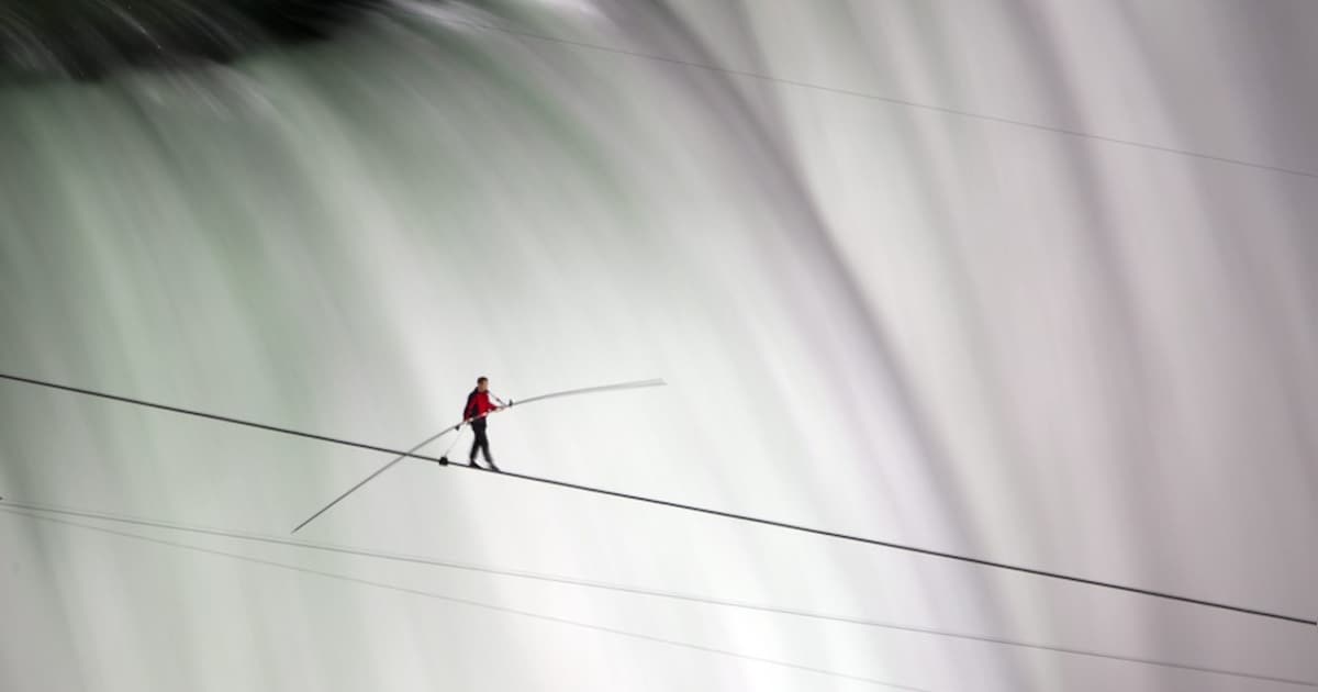 Koorddanser Wallenda steekt Niagara-waterval over | Nieuws | AD.nl
