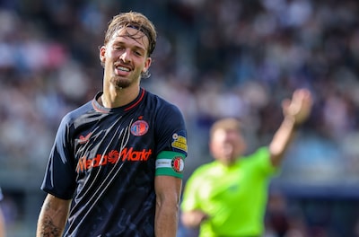 Met Xavi op tribune hoopt Van Bronckhorst dat teleurgestelde Valente zondag indruk kan maken