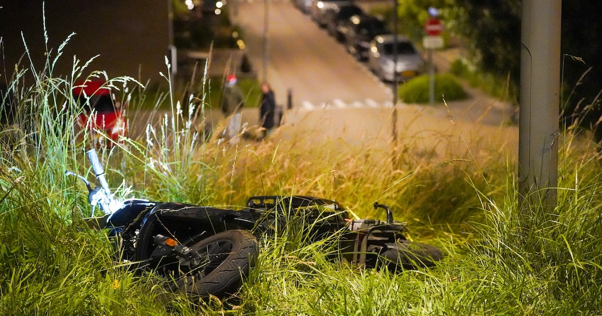 Scooterrijder raakt gewond na ongeval op Lindtsedijk in Zwijndrecht, traumahelikopter gealarmeerd