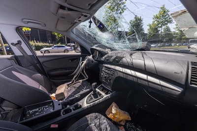 Baksteen door de ruit, motorkap opengebroken: autowrakken blijven maar staan op Haagse Werf
