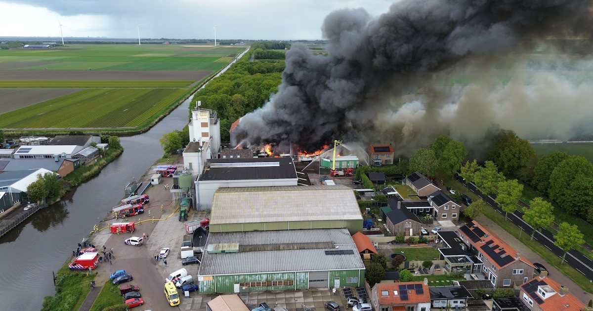Grote zwarte rookwolken bij brand in Slootdorp, NL-Alert uitgestuurd