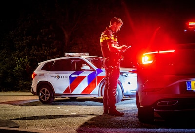 Politie deelt eerste avond meteen twintig bekeuringen uit in Rotterdamse wijk met gebiedsverbod