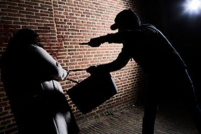 Eerst denkt Mirelle dat haar moeder (85) is gevallen, dan hoort ze wat er is gebeurd: ‘Ik ben zo boos’