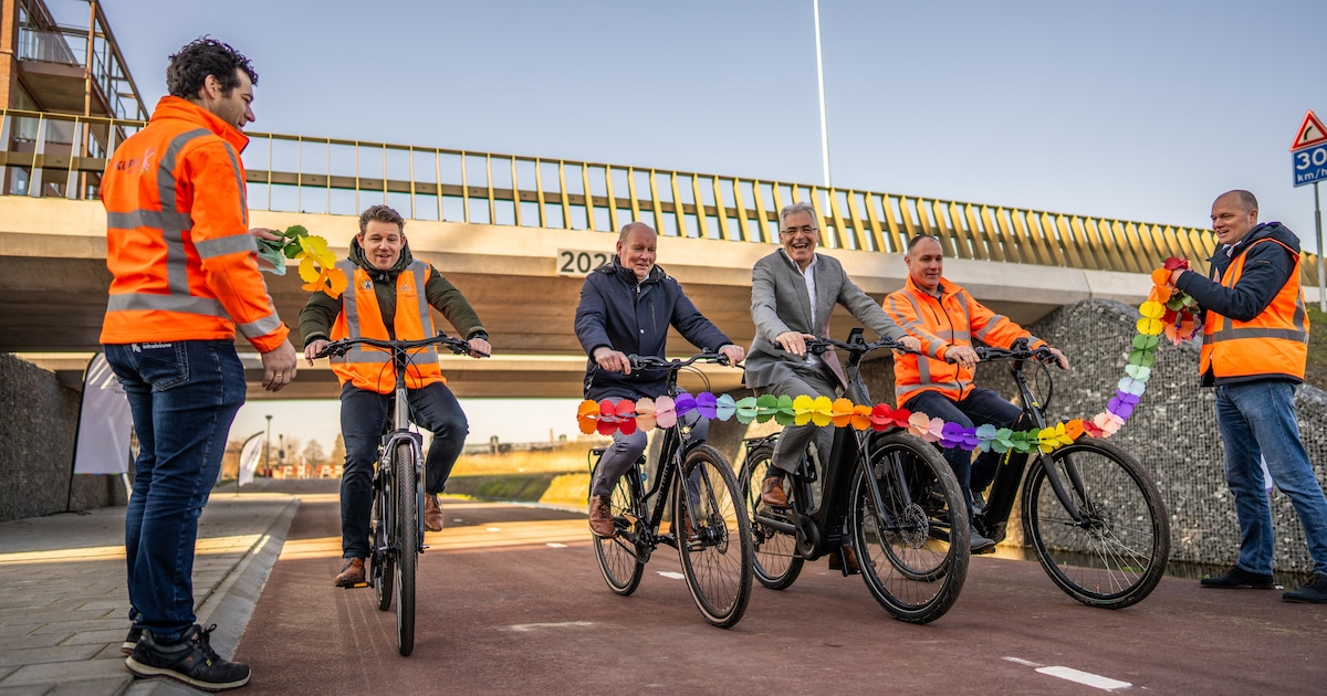 Fietsonderdoorgang Snellerpoort geopend in Woerden