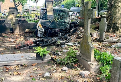 Man (41) rijdt met hoge snelheid door muur en belandt op monumentaal kerkhof in Gemert, graven besch