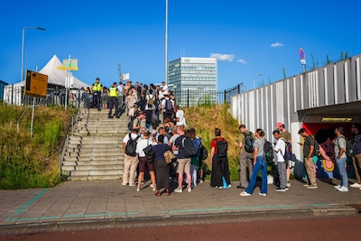 Chaos bij Eindhoven Centraal door aanrijding en werkzaamheden: lange wachttijden in de hitte