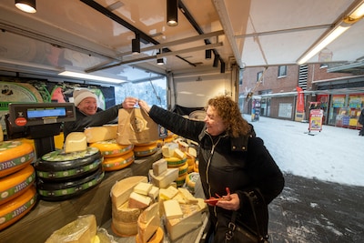 Zij staan moederziel alleen op de markt: ‘Sommigen kunnen thuiswerken, wij niet’