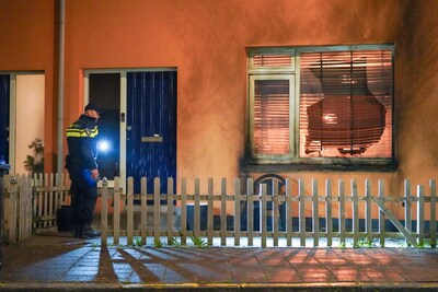 Explosie bij Dordtse woning: raam gesneuveld en gevel zwartgeblakerd