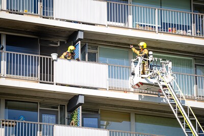 Bewoners van seniorenflat in Rotterdam-Schiebroek geëvacueerd na grote brand op zesde verdieping