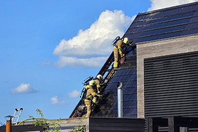 Zonnepanelen vatten vlam op dak van woning Cuneraweg in Rhenen