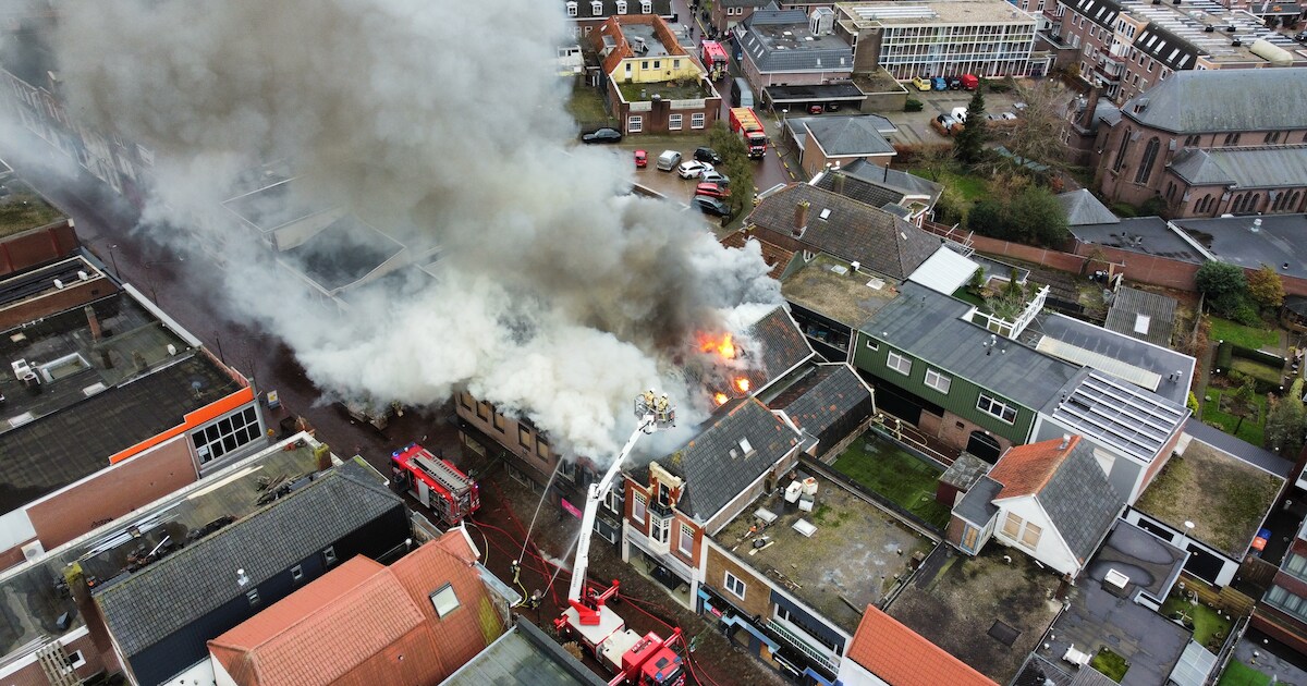 Brandweer heeft grote brand in winkelstraat Coevorden onder controle