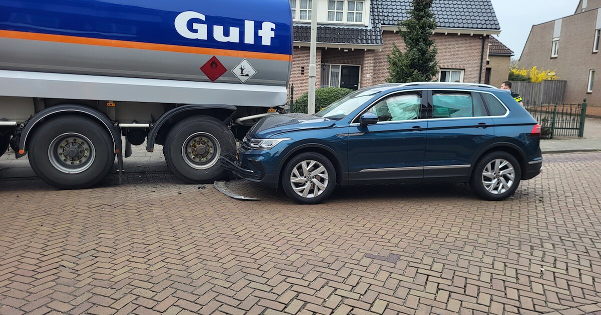 Automobiliste botst achterop tankwagen in Vlijmen, net wanneer brandstof wordt gelost bij pompstatio
