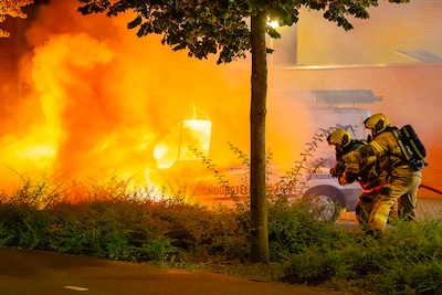 Geparkeerde bestelbus brandt uit in Oss, brandweer spuit hele watertank van bluswagen leeg