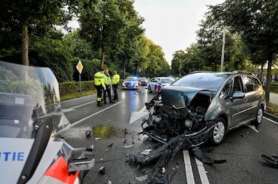 Ravage in Tilburg: automobilist vlucht voor politie en ramt meerdere auto’s op kruising