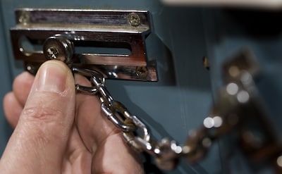 Man licht oudere dame op in Woerden en steelt waardevolle sieraden, later meldt hij zich bij politie