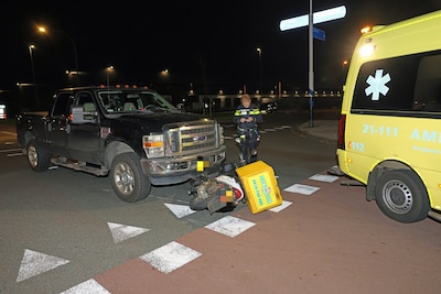 Auto en pizzabezorger op scooter botsen op beruchte kruising in Waalwijk