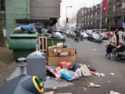 Rotzooi op straat op de Vuurplaat, Rotterdam-Zuid. Deze puinhoop ontstond door de staking eerder dit jaar.