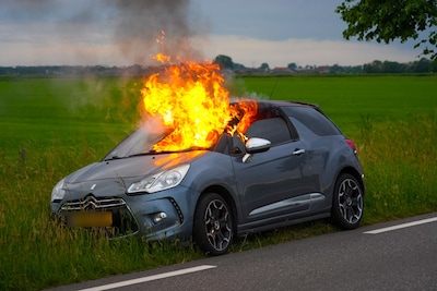 Auto vat vlam in Oijen, bestuurder weet aan vlammen te ontkomen