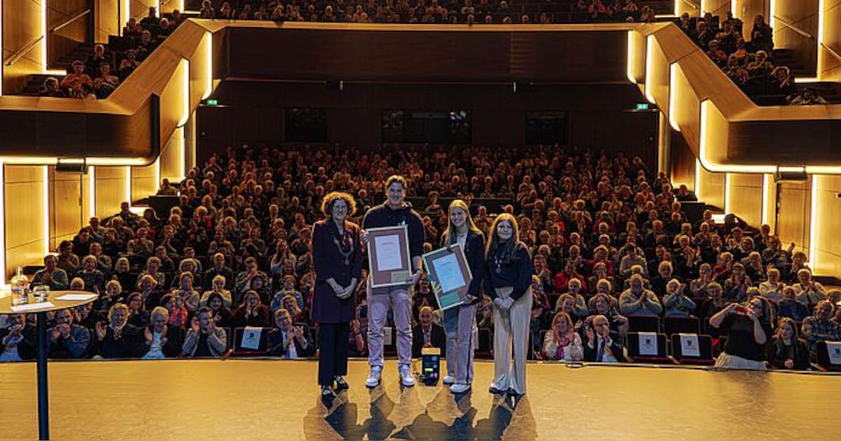 Nieuwegeinse jongeren ontvangen lintjes voor vrijwilligerswerk