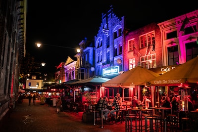 Politie zoekt zes vechtersbazen die twee stappers in elkaar sloegen op Korenmarkt