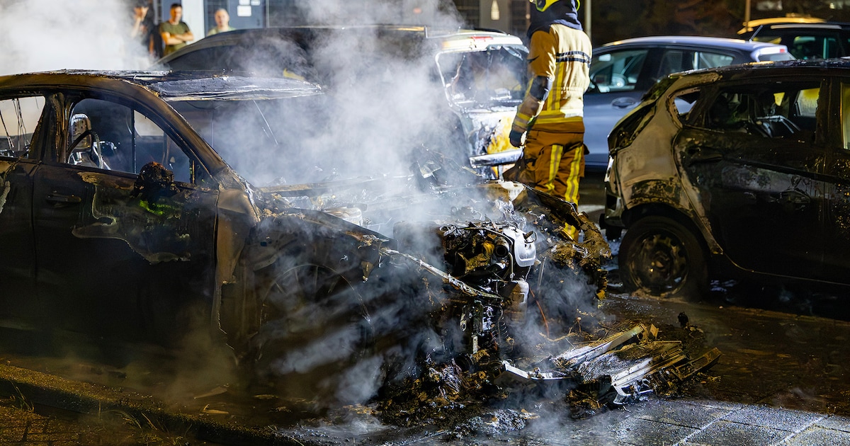 Drie auto's zwaar beschadigd door brand in IJmuiden