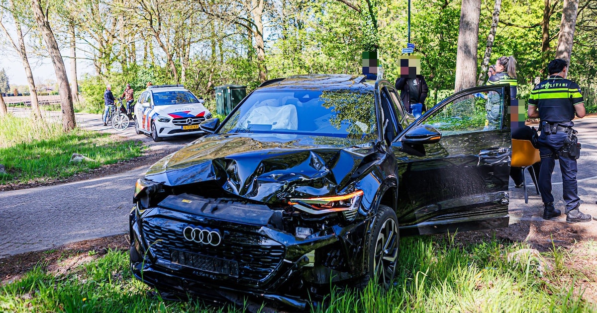 Auto belandt in sloot na botsing in Schijndel