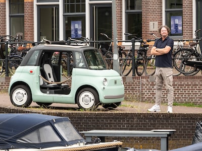 Mark rijdt in een mintgroene Fiat zonder deuren: ‘Ik prik ’m gewoon in het stopcontact’