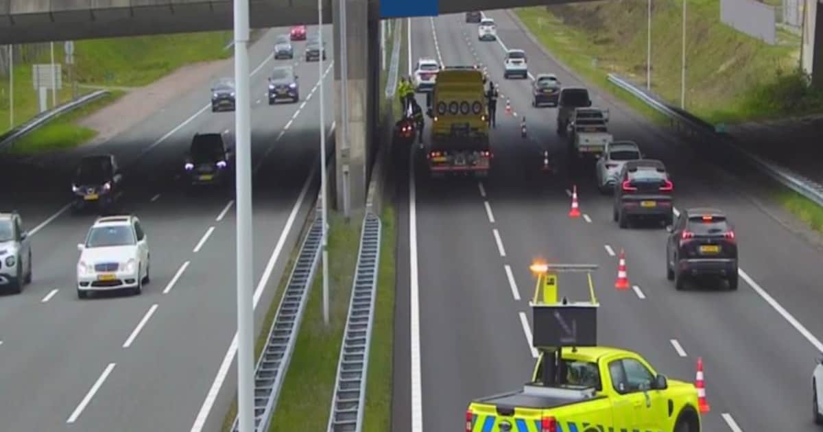 Auto op zijn kant op de A12 bij Driebergen zorgt voor file, rijstroken weer
