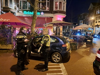 Automobilist ramt drie auto’s en terras en gaat er vandoor