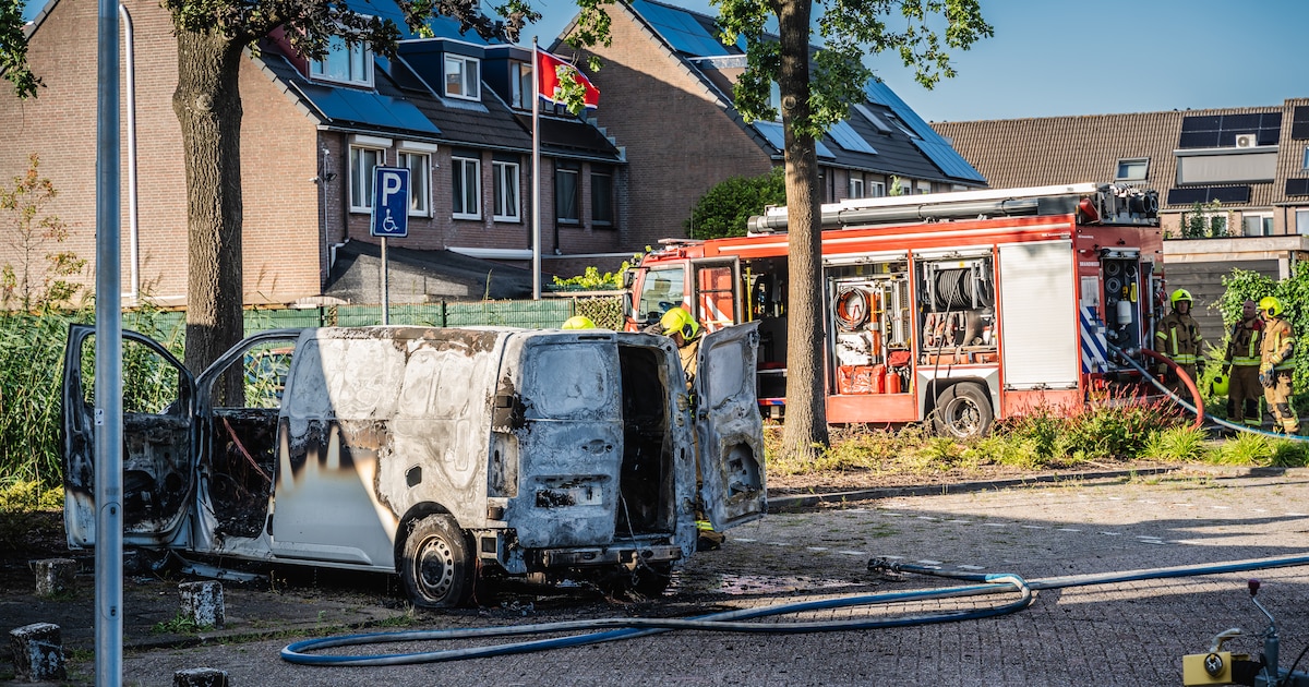 Geparkeerde bestelbus vliegt in brand bij kerkgebouw in Capelle aan den IJssel