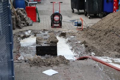 Gasleiding geraakt tijdens graafwerkzaamheden in Roosendaal, winkels blijven open