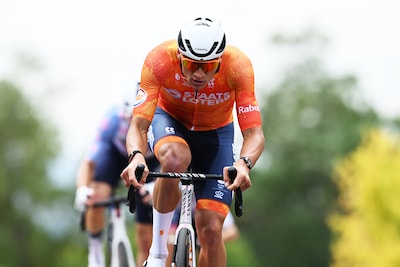 Mathieu van der Poel maakt indruk en rijdt samen met twee anderen weg bij favorieten