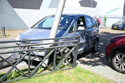 Auto schiet door en botst tegen lantaarnpaal in Nijmegen