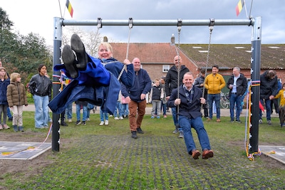 Baarlese burgemeesters schommelen grens over: ‘Deze nieuwe grensschommel brengt generaties samen’