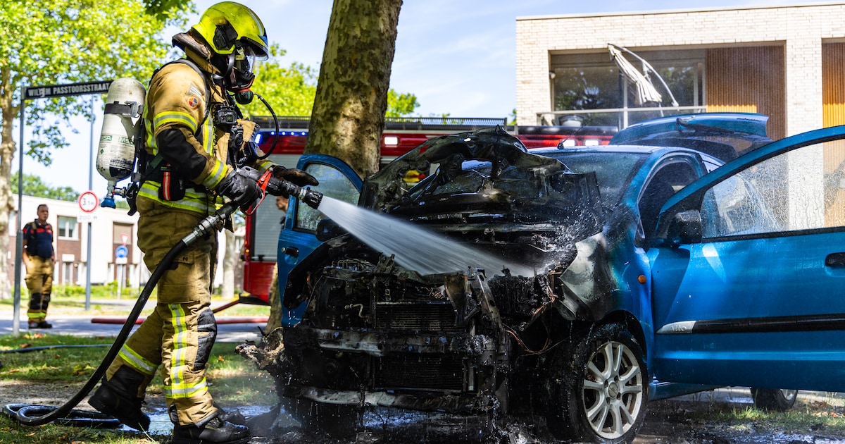 Auto op Parkweg in Schiedam flink beschadigd wegens brand