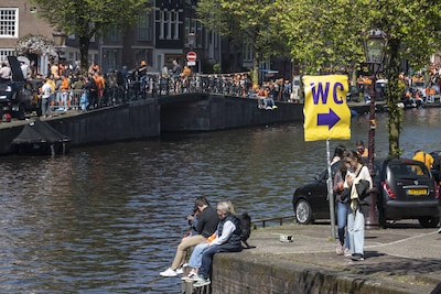 Houseboat residents on King's Day: ‘If we don’t keep an eye out, they pee through the letterbox and in our plants’