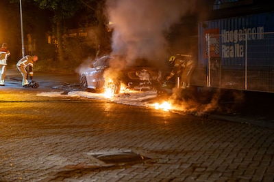 Explosie te horen bij autobrand in Deventer