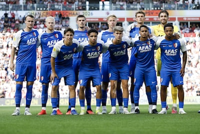 PSV en AZ begonnen, aantal fans verstoren minuut stilte voor Rob Dieperink