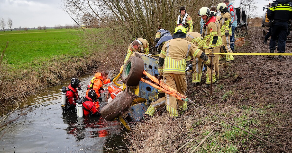 Shovel raakt van de weg en eindigt in water: bestuurder naar ziekenhuis