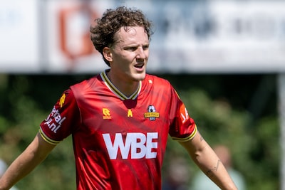 Tilburgse burn-outcoach knokt voor plekje in Tweede Divisie: ‘Ook als spits moet je mentaal sterk zi