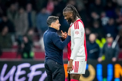 Waarom Ajax-coach Míchel uitblinkende publiekslievelingen Tolu en Ouazane passeert