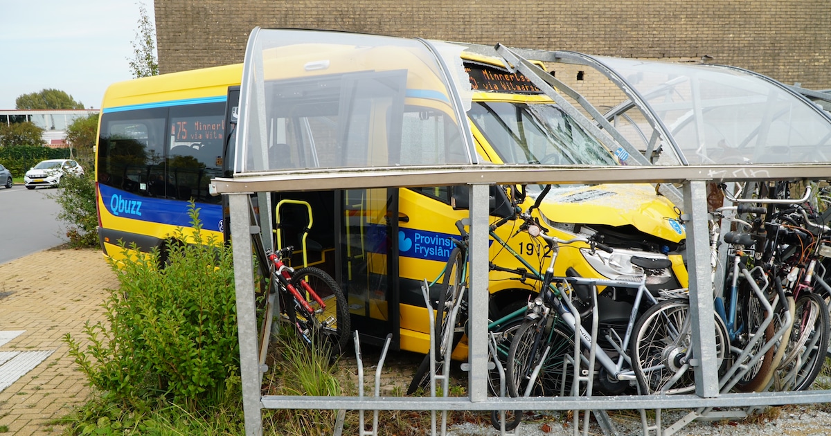 Personenbus belandt bovenop fietsen in fietshok aan de Twibaksdyk in Bolsward